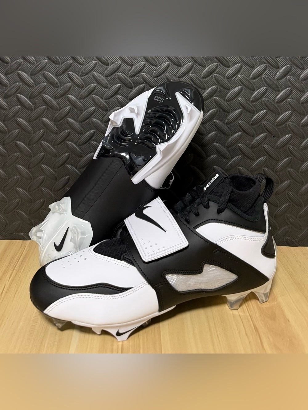 Nike Diamond Turf DT 93 TD Football Cleats Black White HF5298-101 Mens Size 9